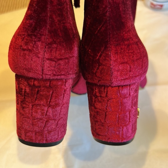 NWOT KURT GEIGER burlington burgundy velvet embossed booties size 37 euro/6.5 - Picture 11 of 13